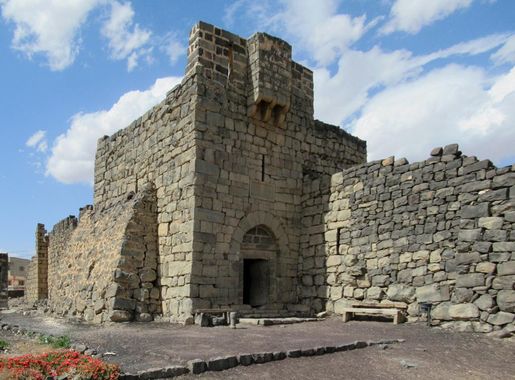 File:Qasr Al-Azraq - 36510722182.jpg - Wikimedia Commons