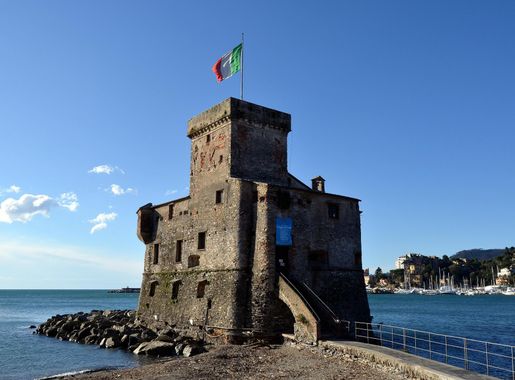 File:Rapallo-castello sul mare (2015).jpg - Wikipedia