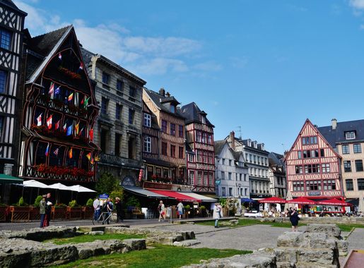 File:Rouen Place du Vieux-Marché 05.jpg - Wikimedia Commons