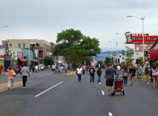 Faidhle:Nob Hill street fair Albuquerque.JPG - Uicipeid