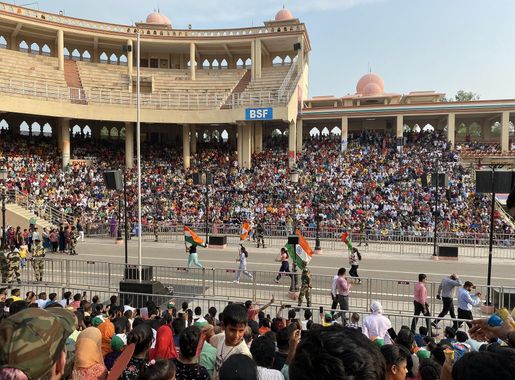 File:Attari–Wagah border, ceremony and crowds Indian side vrtmrgmpksk  (140).jpg - Wikimedia Commons