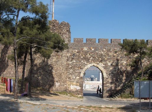 File:Gate of Kadifekale.jpg - Wikimedia Commons