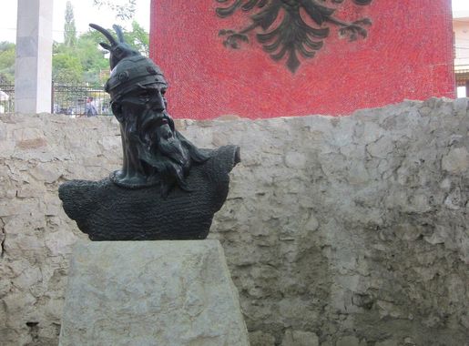 File:Saint Nicholas Church Lezhë - Statue of Skanderbeg.JPG - Wikimedia  Commons