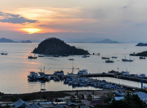 File:Labuan Bajo pier at sunset (16497766814).jpg - Wikimedia Commons