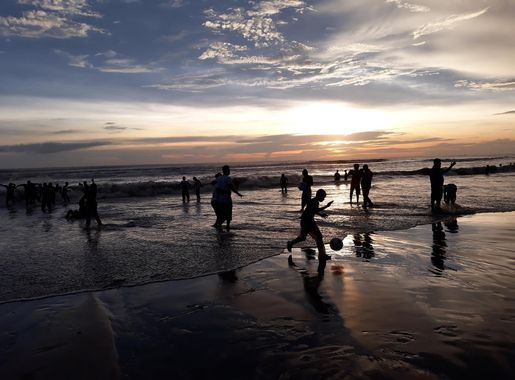 File:Evening sports, Laboni beach02.jpg - Wikimedia Commons