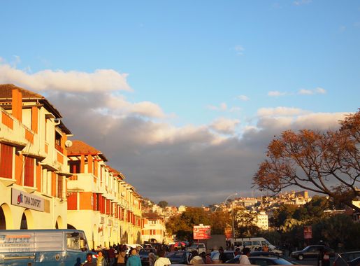 File:Avenue de l'Independence Antananarivo Madagascar.JPG - Wikipedia