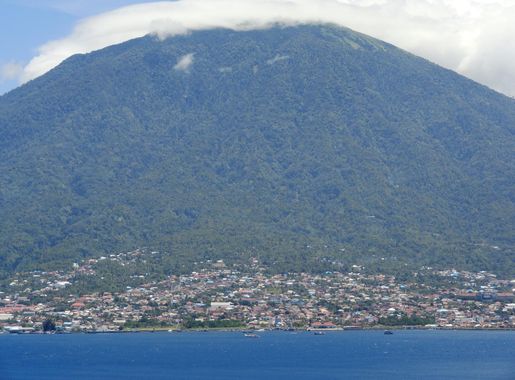 File:Pulau Ternate and Gamalama Volcano from the North-west Coast of Pulau  Tidore (Tidore Island), The Moluccas (Maluku) (15199602802).jpg - Wikipedia