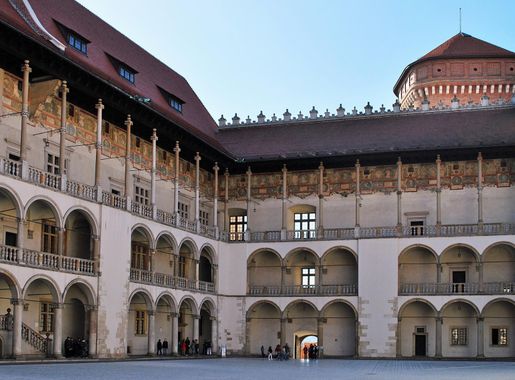 File:Wawel Royal Castle courtyard (SE), 4 Wawel, Old Town, Krakow, Poland.jpg  - Wikimedia Commons