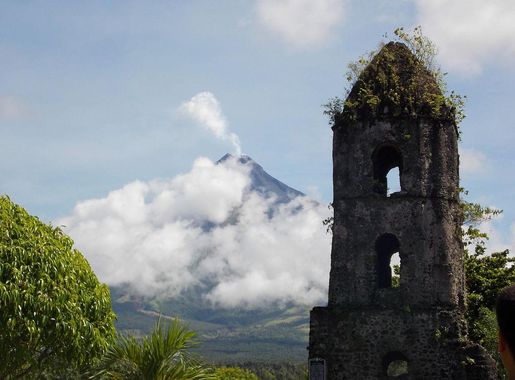 File:Mayon Volcano and Cagsawa Church Ruins.JPG - Wikimedia Commons