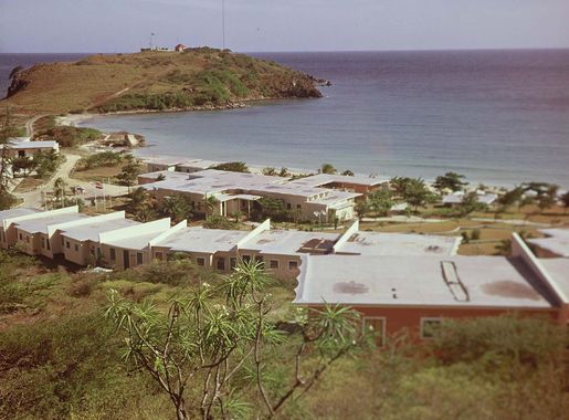 Bestand:Collectie Nationaal Museum van Wereldculturen TM-20017501 Gezicht  op Little Bay Hotel gezien vanaf St. Peters Hill Sint Maarten Boy Lawson  (Fotograaf).jpg - Wikipedia
