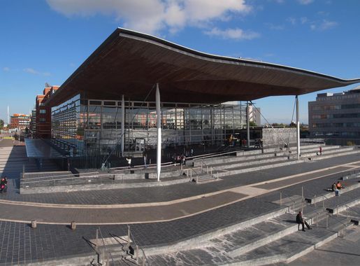 File:Senedd, Welsh parliament, Cardiff Bay.jpg - Wikipedia