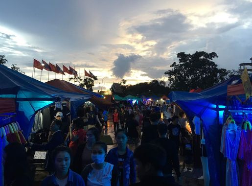 File:Vientiane Night Market 1.jpg - Wikimedia Commons