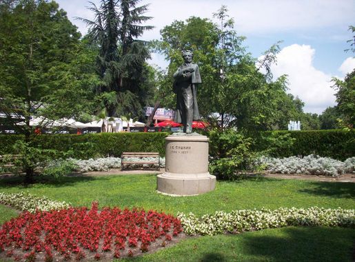 File:Statue of Pushkin Burgas Sea Garden.jpg - Wikimedia Commons