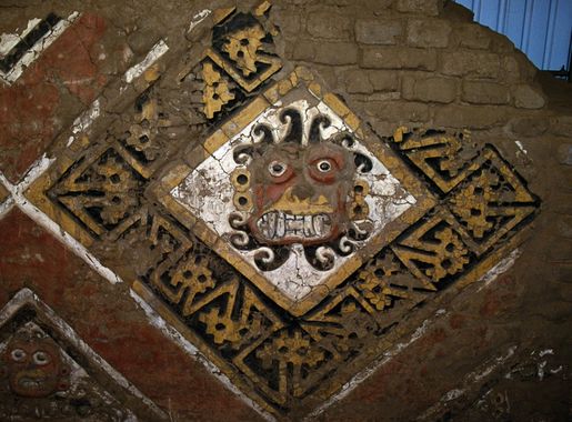 File:Ai Apaec The Decapitator on a Fresco at Huacca de la Luna, Peru.jpg -  Wikimedia Commons