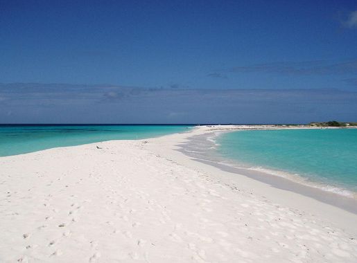 File:Clear water of Cayo de Agua - Agua cristalina de Cayo de Agua.JPG -  Wikimedia Commons