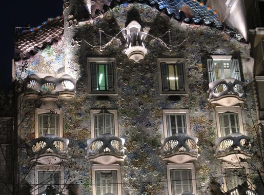 File:Casa Batlló facade at night.JPG - Wikimedia Commons