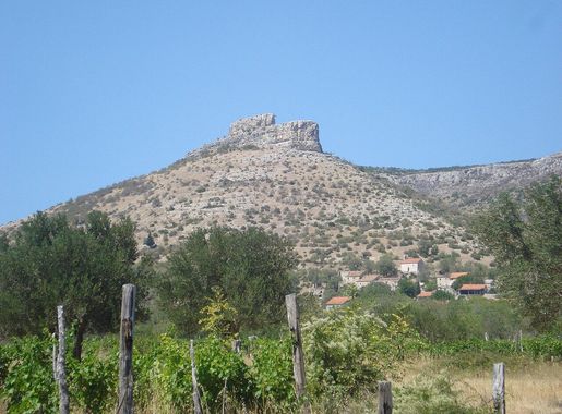 Datoteka:Ostrovica (Croatia), selo i utvrda - jug.JPG –  Wikipedija/Википедија