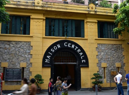 File:Hoa Lo Prison Museum, Hanoi (2) (24624166618).jpg - Wikimedia Commons
