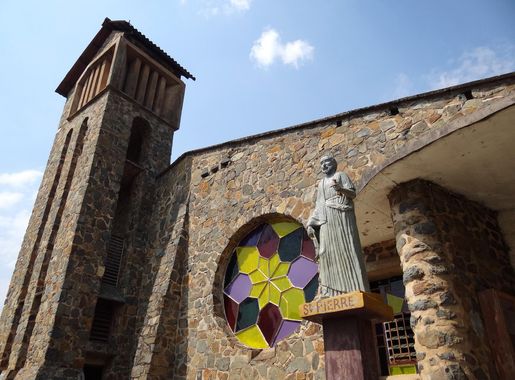 Stampa:Facade of Genocide Memorial Church - Karongi-Kibuye - Western Rwanda  - 02.jpg - Wikipedija
