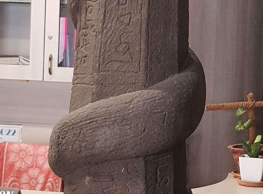 File:Serpent pillar, A commemorative pillar of Swarganarayan Suhunmung.jpg  - Wikimedia Commons