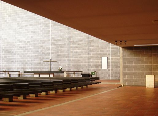 File:Ruusuvuori Tapiola Church interior.jpg - Wikimedia Commons