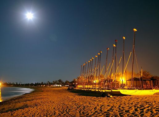 File:ClubMed-Strand auf Djerba bei Nacht.jpg - Wikimedia Commons
