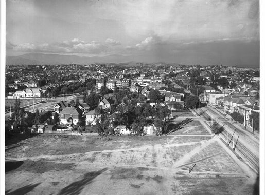 File:Panoramic view of downtown Los Angeles from St. Vincent's College at  Washington Street and Grand Street, ca.1905 (CHS-2117).jpg - Wikimedia  Commons