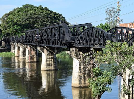 File:Bridge on the River Kwai - tourist plaza.JPG - Wikipedia