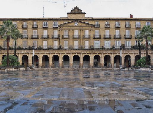 File:Euskaltzaindia. Plaza Nueva (Bilbao).jpg - Wikimedia Commons
