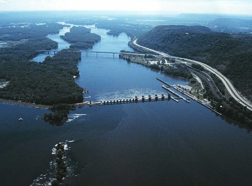 File:Mississippi River Lock and Dam number 7.jpg - Wikimedia Commons