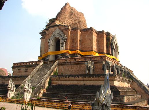File:Chiangmai Wat Chedi Luang-1.JPG - Wikimedia Commons