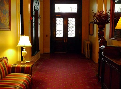 File:Columns Hotel Hall to Front Door.jpg - Wikimedia Commons