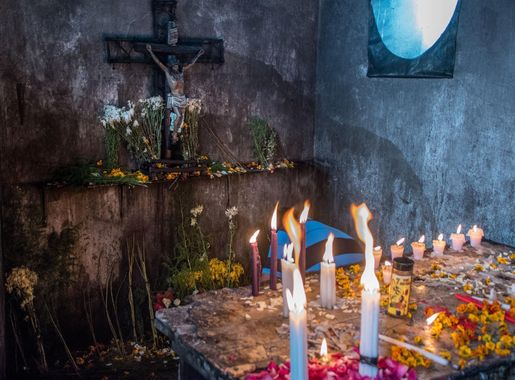 File:Maya sacrifice to the gods in the Christian church Capilla de los  Calvaros, Chichicastenango.jpg - Wikimedia Commons