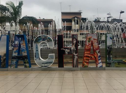 File:Plaza Colón, Machala, El Oro.jpg - Wikimedia Commons