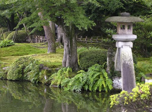 File:Kenroku-en Kotoji Lantern 5.jpg - Wikipedia