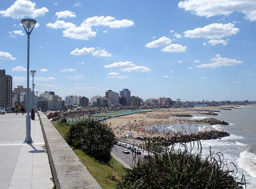 File:Playa en Mar del Plata.jpg - Wikimedia Commons