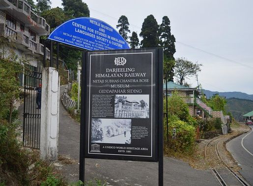 File:Main gate of Netaji Museum and Centre for Studies in Himalayan  Languages Society & Culture 02.jpg - Wikimedia Commons