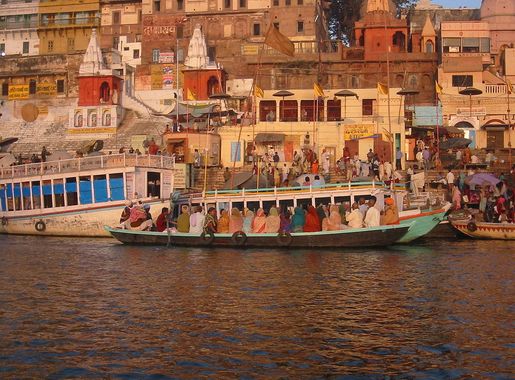 File:Dashashwamedha ghat on the Ganga, Varanasi.jpg - Wikipedia