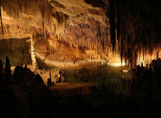 File:Interior de las Cuevas del Drach.jpg - Wikimedia Commons