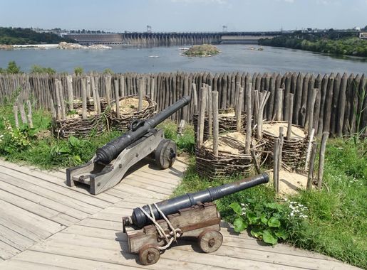 File:Cannons and Fortifications with Dniproges Dam at Rear - Zaporizka Sich  - Khortytsa Island - Zaporozhye - Ukraine (30225910188).jpg - Wikimedia  Commons