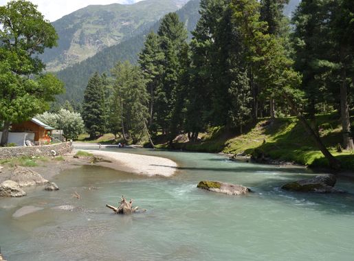 File:Lidder river at Betaab Valley.jpg - Wikimedia Commons