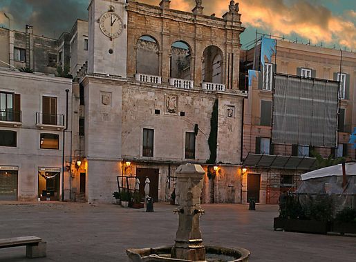 File:Bari Piazza Mercantile, palazzo del sedile e fontana della pigna.jpg -  Wikimedia Commons