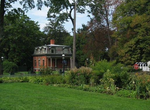 File:SnugHarbor CottageRow0878.JPG - Wikipedia
