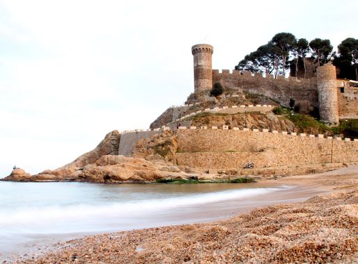File:Castell de Tossa de Mar des de la platja.JPG - Wikimedia Commons