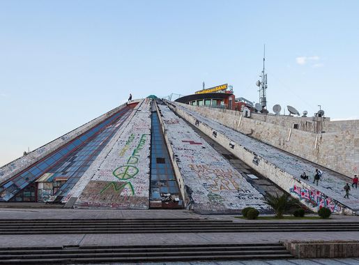 File:Pirámide, Tirana, Albania, 2014-04-17, DD 17.JPG - Wikimedia Commons