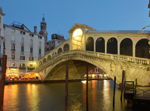 File:Ponte di Rialto facciata ovest di sera.jpg - Wikimedia Commons