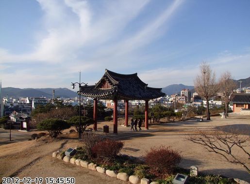 파일:Miryang yeongnamroo madang right.JPG - 위키백과, 우리 모두의 백과사전