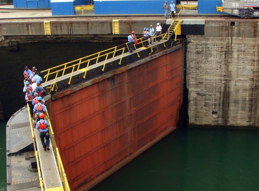 File:Gatun lock gate.JPG - Wikipedia