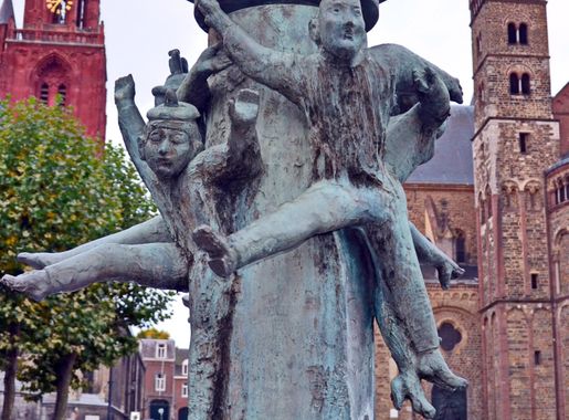 Bestand:Statue at Vrijthof square Maastricht with St Servaes churches in  the background - panoramio (cropped).jpg - Wikipedia