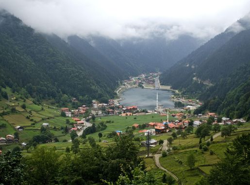 File:Uzungöl lake and town.jpg - Wikipedia